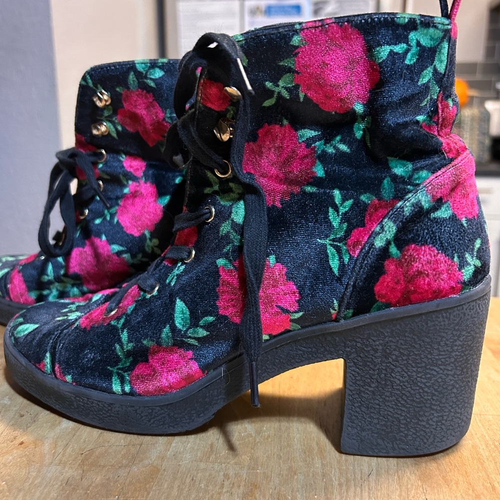 Betsey Johnson Floral Velvet Ankle Boots sz 8.5